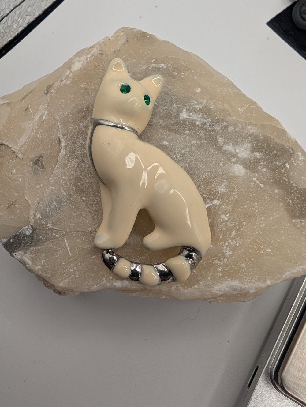 Vintage Cream Enamel Cat Brooch Pin Green Eyes Silver Tone Fashion Jewelry